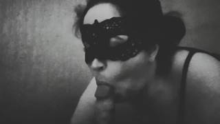 Chupando pilas a preto e branco com uma MILF mascarada