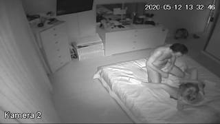 Uma câmara oculta apanhou esse casal a foder durante a noite