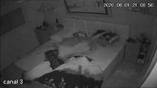 Ela não consegue dormir e monta em cima dele