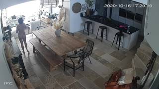 Ela mostra o seu corpo nu enquanto está em casa a espera de alguém