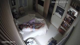 Ela tira a pila dele e pede uma foda na bucetinha melada