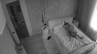 Ela chupa um galo maduro na frente da câmera de vigilância