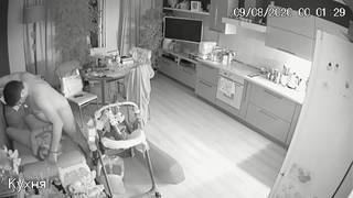 Eles fodem na cozinha esquecendo a câmera oculta