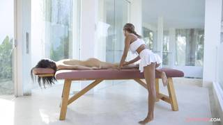 Mulheres asiáticas em pornô de massagem lésbica Mulheres asiáticas em pornô de massagem lésbica