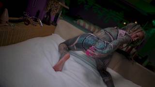 Garota com seu corpo todo tatuado e seus brinquedos sexuais extremos Garota com seu corpo todo tatuado e seus brinquedos sexuais extremos