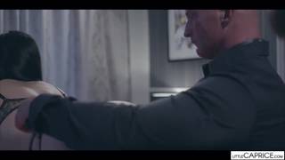 Marcello separa as pequenas Caprice e Clea Gaultier