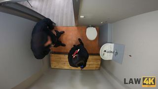 Leanne Lace se deixa capturar e a metem no buraco para foder