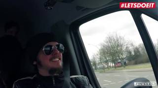 A morena peituda gosta de sexo no banco de trás A morena peituda gosta de sexo no banco de trás