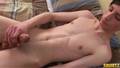 Aaron fica com tesão enquanto se masturba