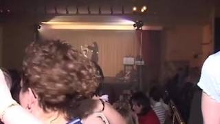 Jovem dança nu em boate feminina