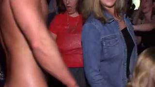 Jovem dança nu em boate feminina