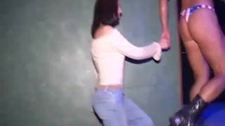 Essas mulheres gostam de se divertir com os strippers