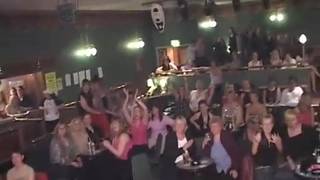 Essas mulheres gostam de se divertir com os strippers Essas mulheres gostam de se divertir com os strippers