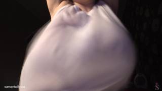 Samanta Lily molha suas tetas tesudas Samanta Lily molha suas tetas tesudas