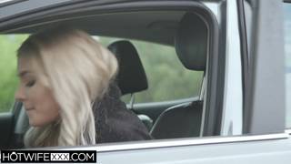 Nikki é seduzida e fodida por um cara cheio de tesão