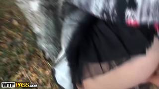 Erick Lewis comendo a Jolie Brune no meio da floresta com um amigo