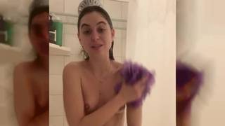 Riley Reid nua no chuveiro e toda ensaboada