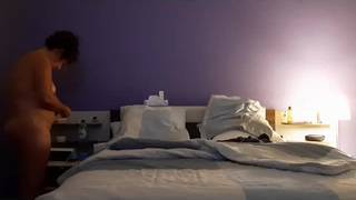 Ele usa brinquedos na buceta dela antes de penetrar e gozar