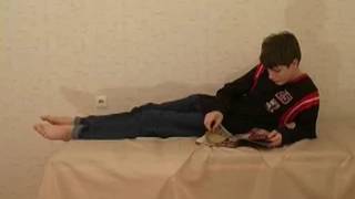 Dois jovens ficam excitados assistindo a uma revista pornô gay