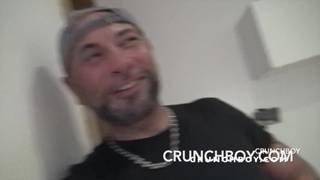 Garotos sensuais curtindo sexo sem camisinha no sofá