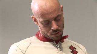 Um motociclista excitado esmaga o pequeno rabo do DILF