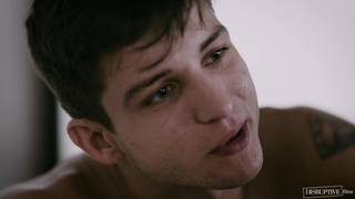 Justin Matthews e Elliot Finn transando no quartel