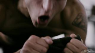 Justin Matthews e Elliot Finn transando no quartel