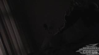 Jovem loira que está sempre disposta a se divertir por conta própria