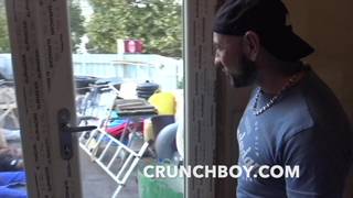 Esse cara não consegue resistir à visão desses homens se masturbando