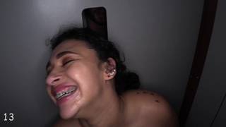 Takosha está de joelhos chupando e fodendo