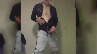 Sexy Max se masturba e ejacula para você