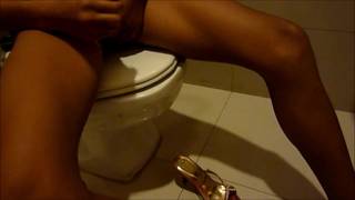 Ela está no banheiro masturbando o pênis de um transexual Ela está no banheiro masturbando o pênis de um transexual