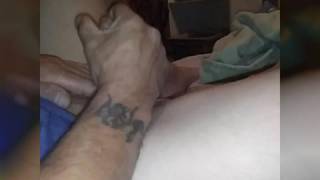 Sozinho brincando com meu pau duro e registado o momento