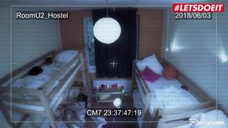 Velho pervertido transa com garota jovem em um bar