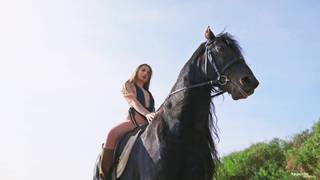 Adelle Torres cavalga nua e nos mostra tudo Adelle Torres cavalga nua e nos mostra tudo