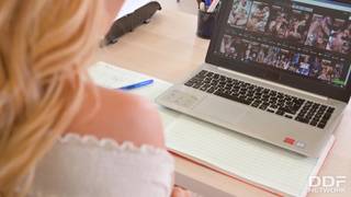 Natasha Teen é flagrada assistindo pornografia no escritório