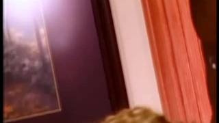 Essa transexual loira está fodendo esse cara com força em sua bunda