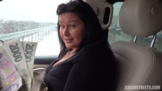 Uma checa cachorra com vontade de mamar pinto e se penetrar