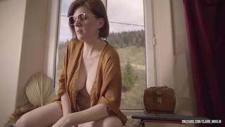 Claire Moulin usa seu vibrador para se masturbar na webcam