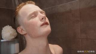 Payton Hall dá um presente ao seu vizinho