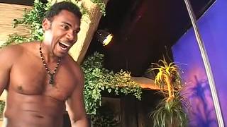 A europeia Lucy é treinada sexualmente por um homem negro A europeia Lucy é treinada sexualmente por um homem negro