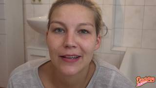 Uma loira e seu homem em uma sessão de mijo no banheiro Uma loira e seu homem em uma sessão de mijo no banheiro
