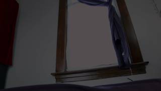 Uma morena transexual está sentada num dildo Uma morena transexual está sentada num dildo