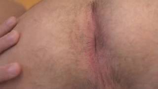 O teenager gostoso enrola um grande galo para nós