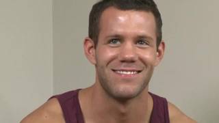 Drew Collins, um cara musculoso com um grande galo Drew Collins, um cara musculoso com um grande galo