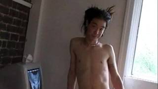 Homem magro asiático esguicha esperma na frente de seu computador Homem magro asiático esguicha esperma na frente de seu computador