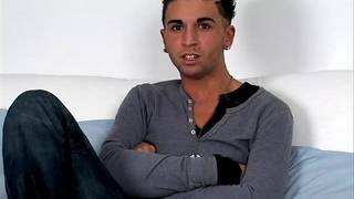 O jovem moreno sacode a pila só para você O jovem moreno sacode a pila só para você