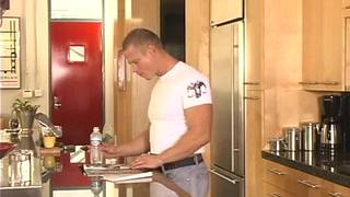 Garoto loiro jovem bate punheta enquanto vê pornografia