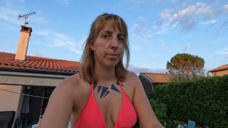 Um casal francês nada nu em sua piscina Um casal francês nada nu em sua piscina