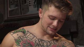 Johnny V faz strip-tease para Sebastian Kross